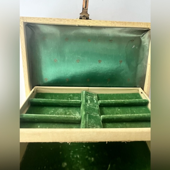 MELE vintage mid-century cream and gold fleur de lis jewelry box - Picture 10 of 12